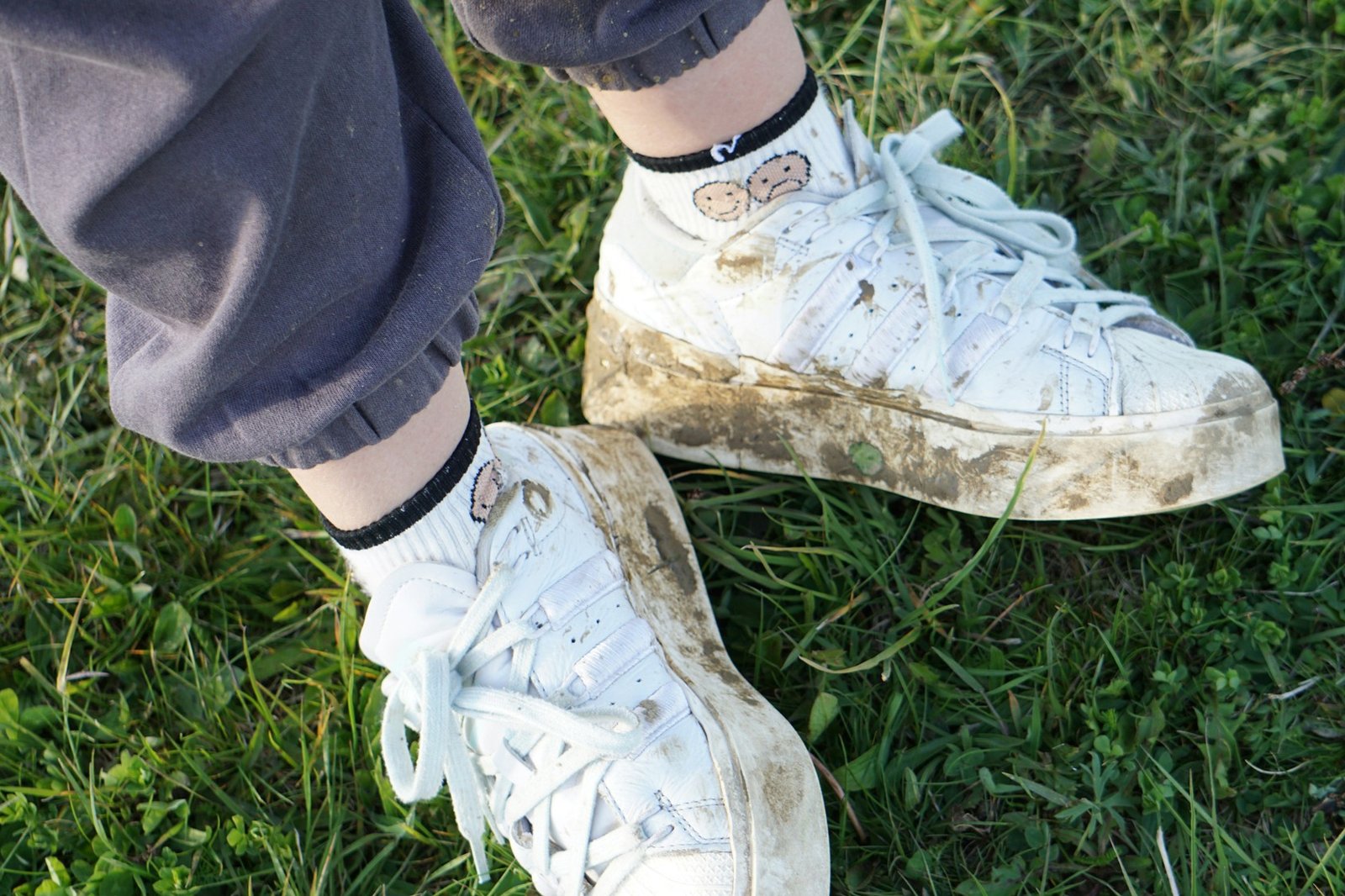 verschmutzte Schuhe mit Grasflecken
