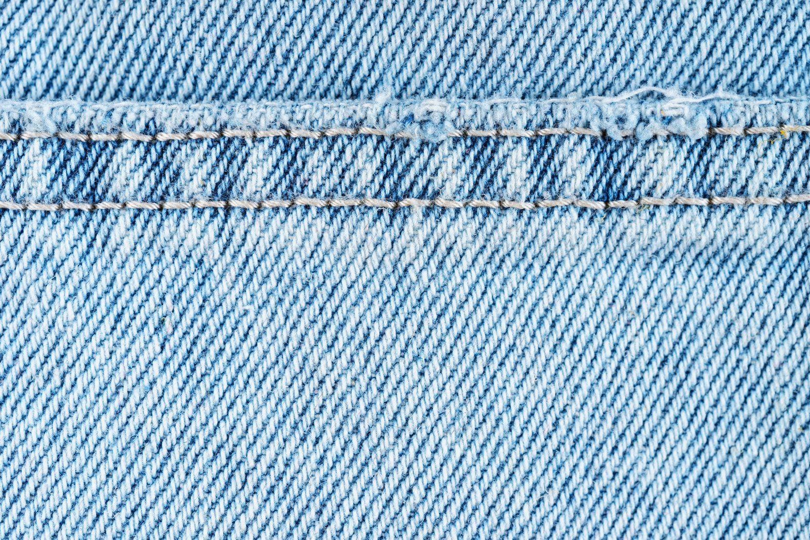Jeans mit Grasfleck auf dem Stoff